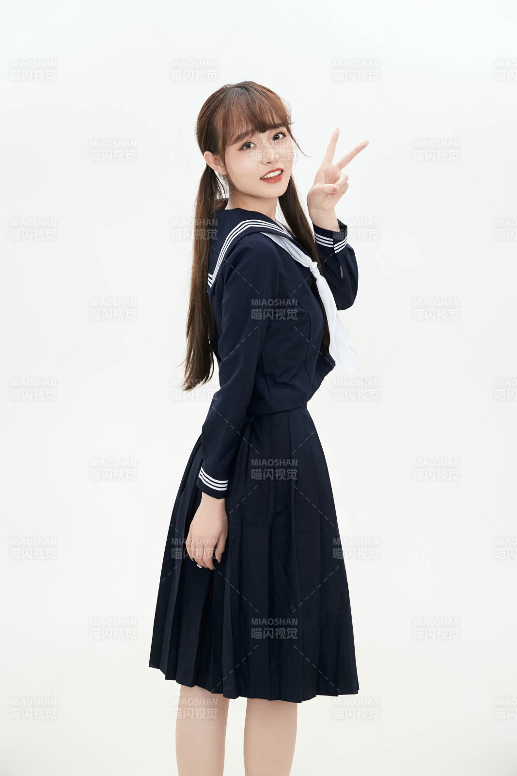 身穿日系高中制服的美丽少女