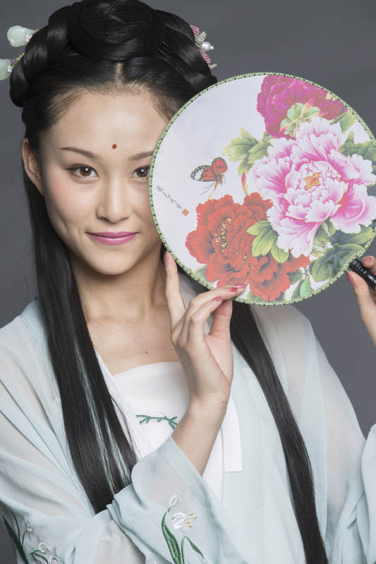 身穿古装的汉服女性人像汉服影棚拍摄