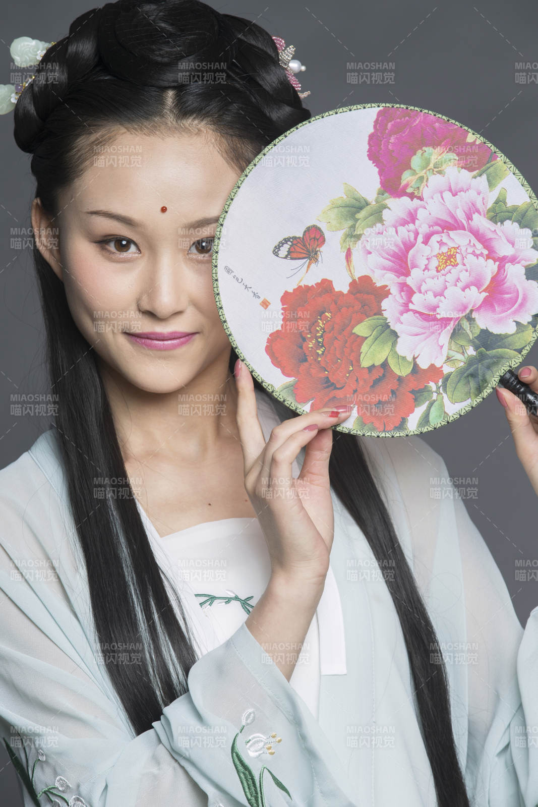 身穿古装的汉服女性人像汉服影棚拍摄