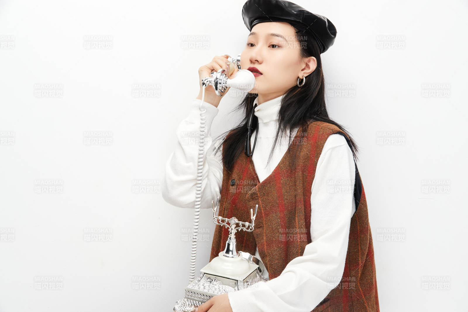 身穿復古服裝的亞洲少女人像