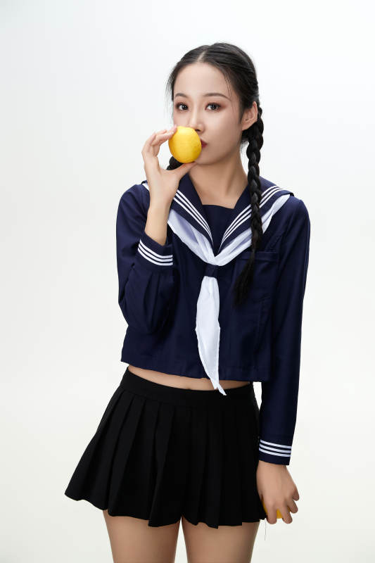 吃水果的亚洲东方长发少女