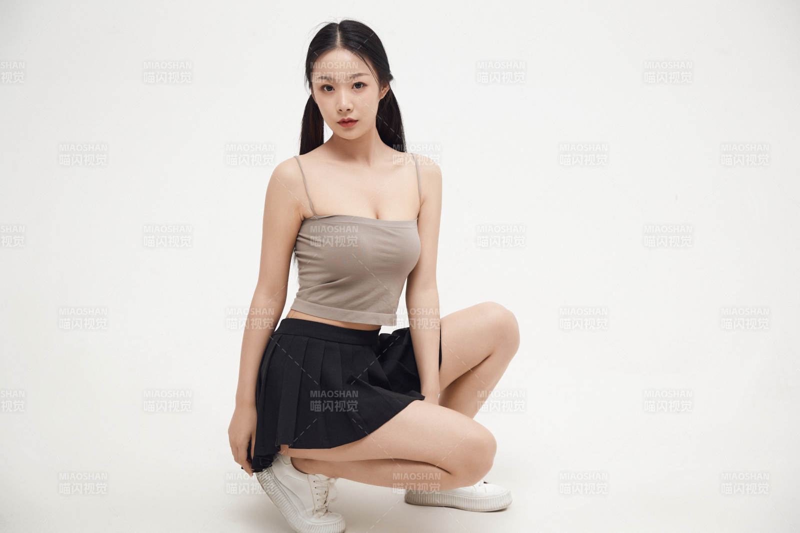 白色背景下的美丽可爱大学生