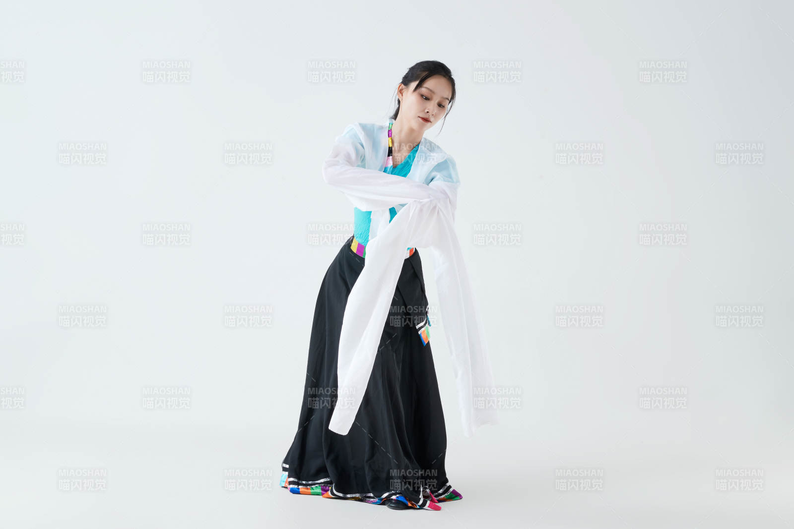 穿着藏族服饰跳着藏族舞蹈的少女