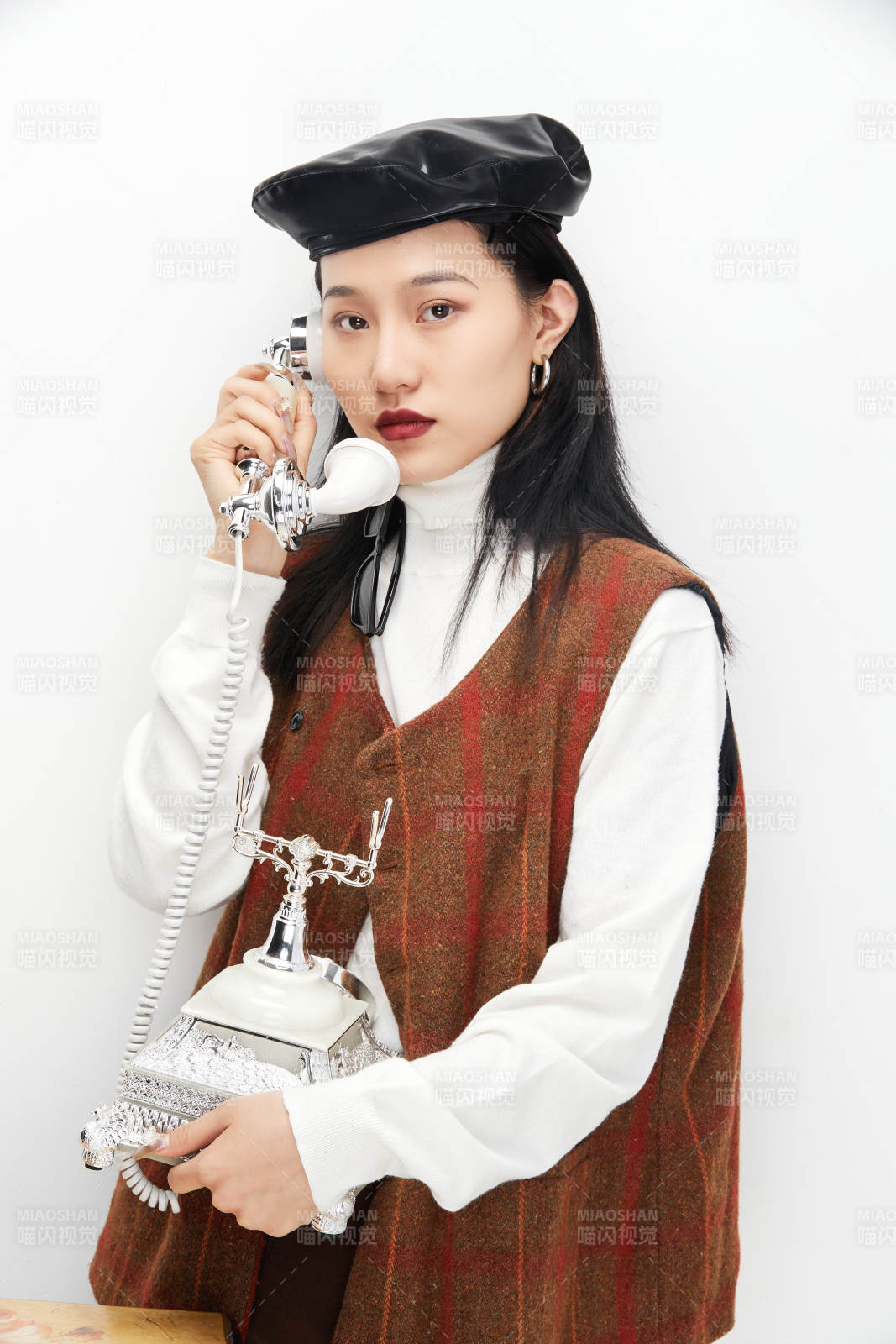 身穿復(fù)古服裝的亞洲少女人像