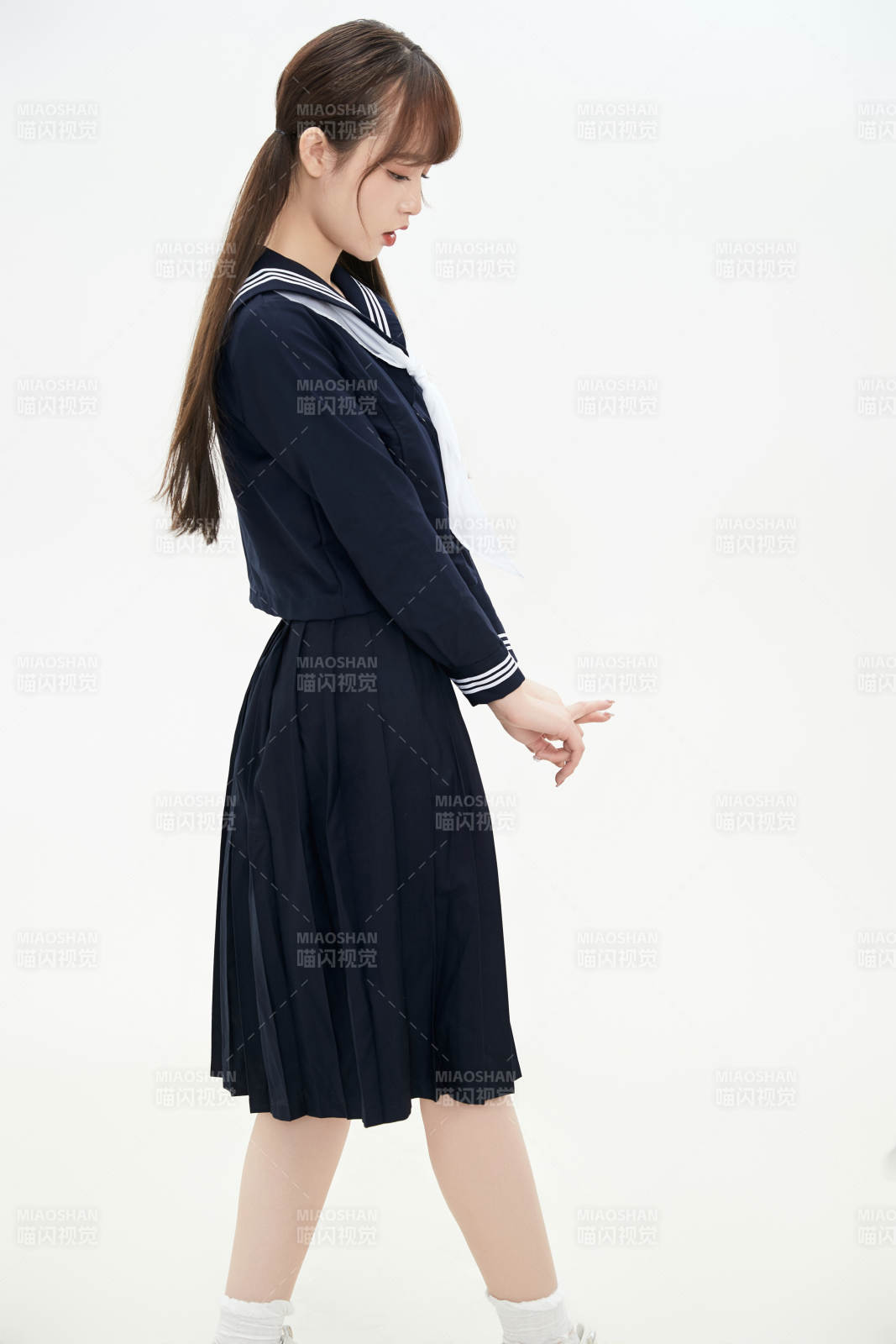 身穿日系高中制服的美丽少女