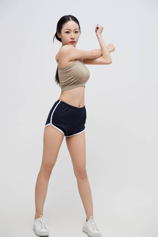 穿着运动服的亚洲美女