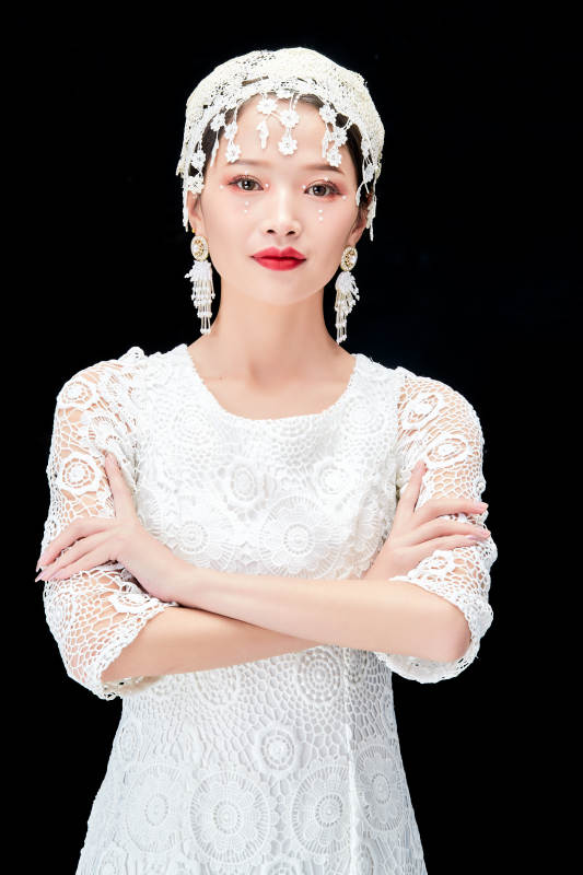 黑色背景下的美妆新娘彩妆人像