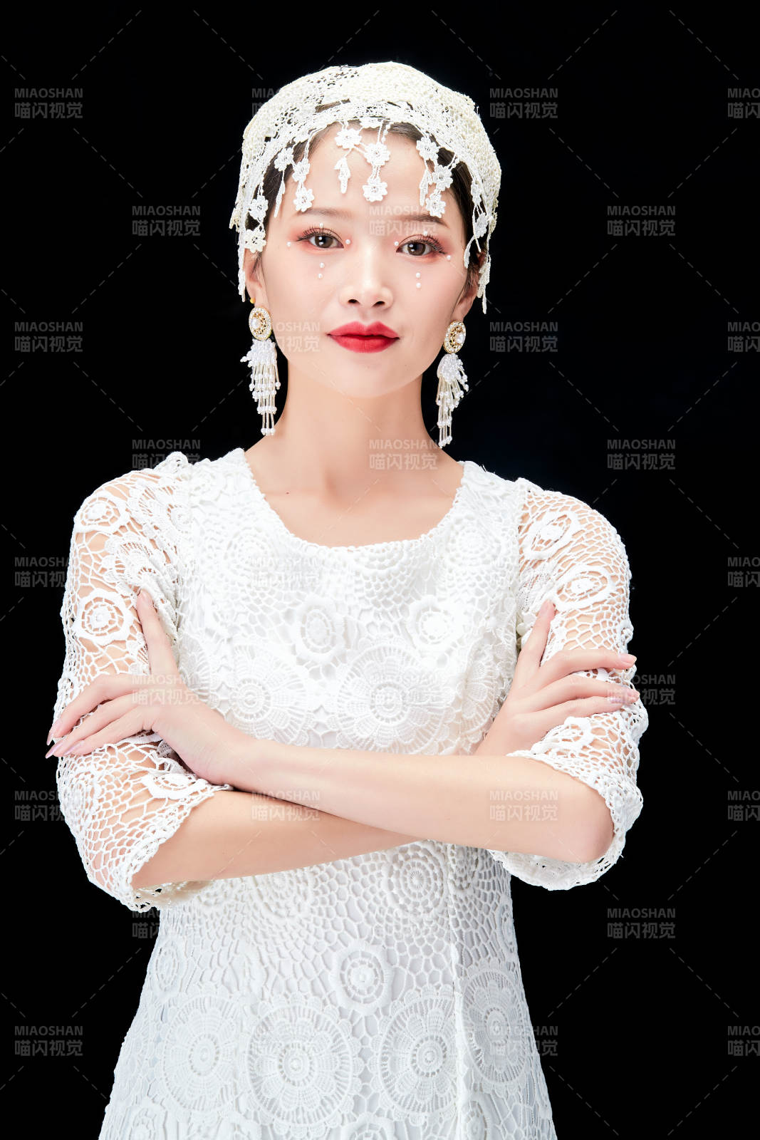 黑色背景下的美妆新娘彩妆人像