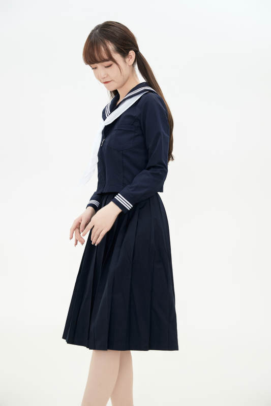 身穿日系高中制服的美丽少女