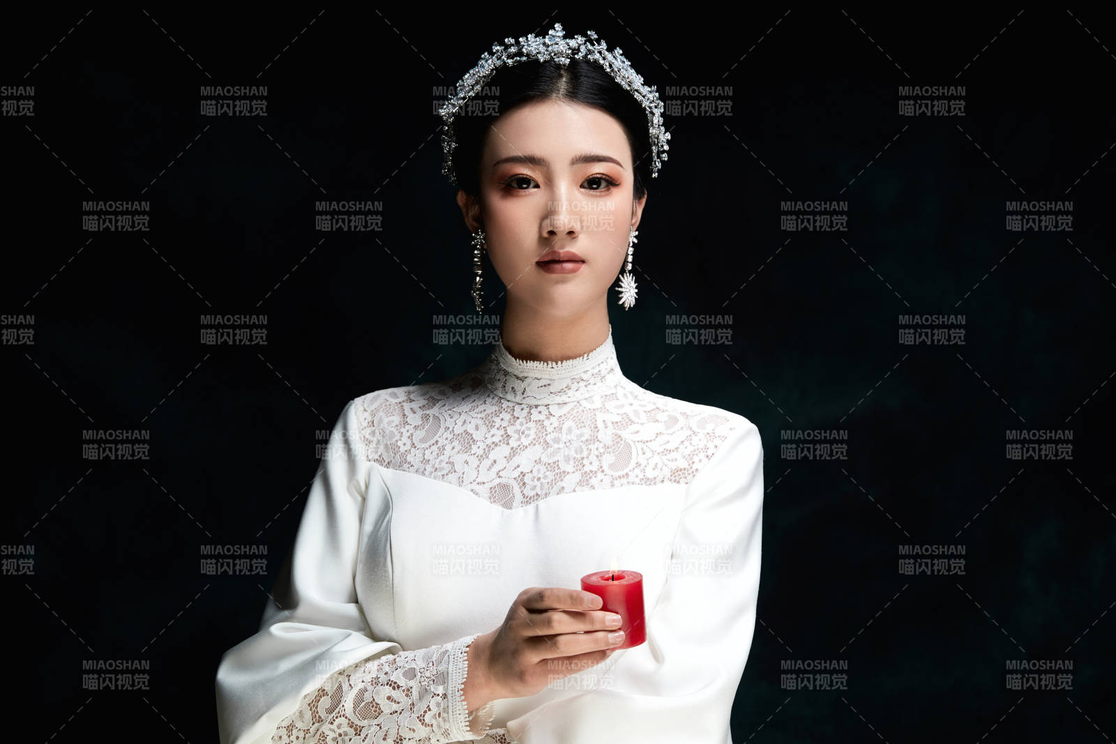 黑色背景下的女性复古婚纱妆面