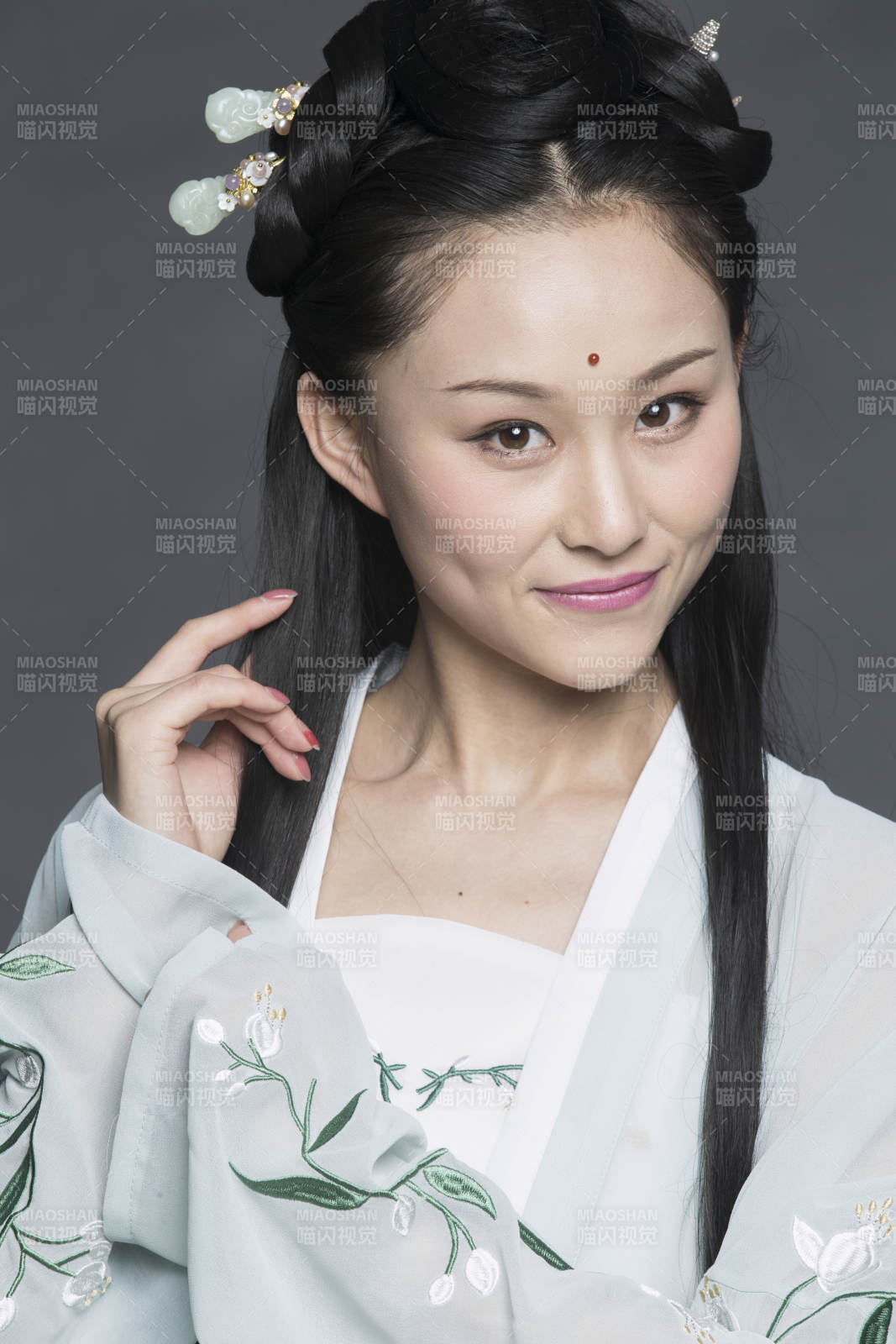 身穿古装的汉服女性人像汉服影棚拍摄