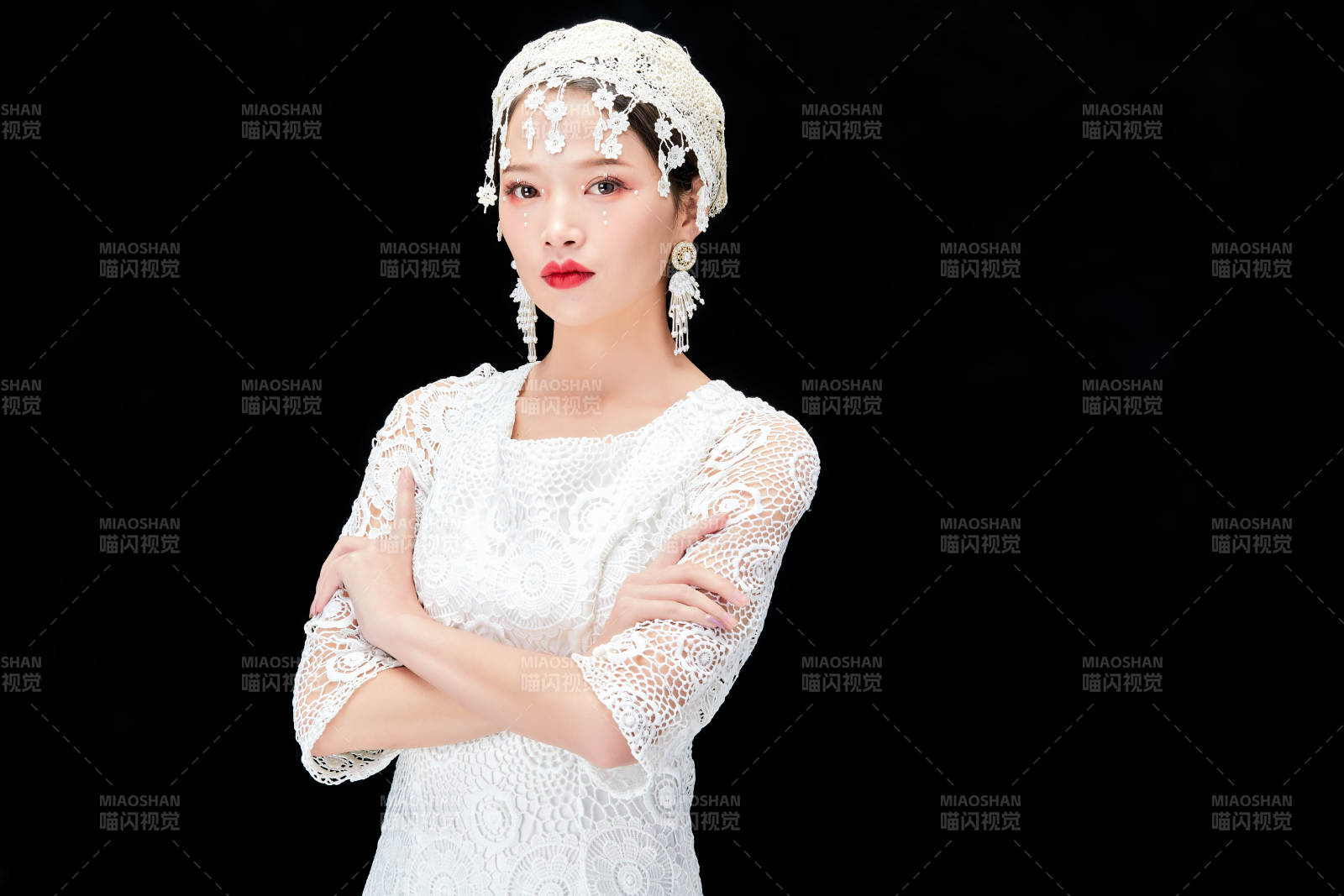 黑色背景下的美妆新娘彩妆人像