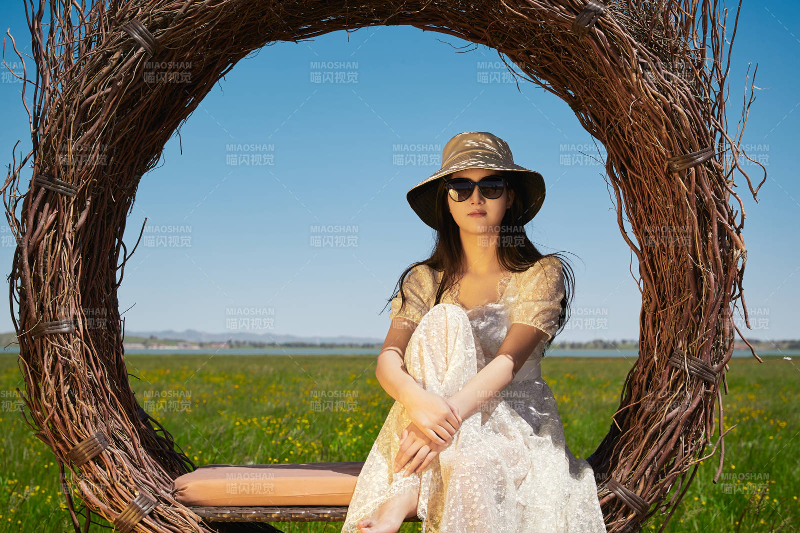 盛夏在草原湿地公园游玩的姑娘