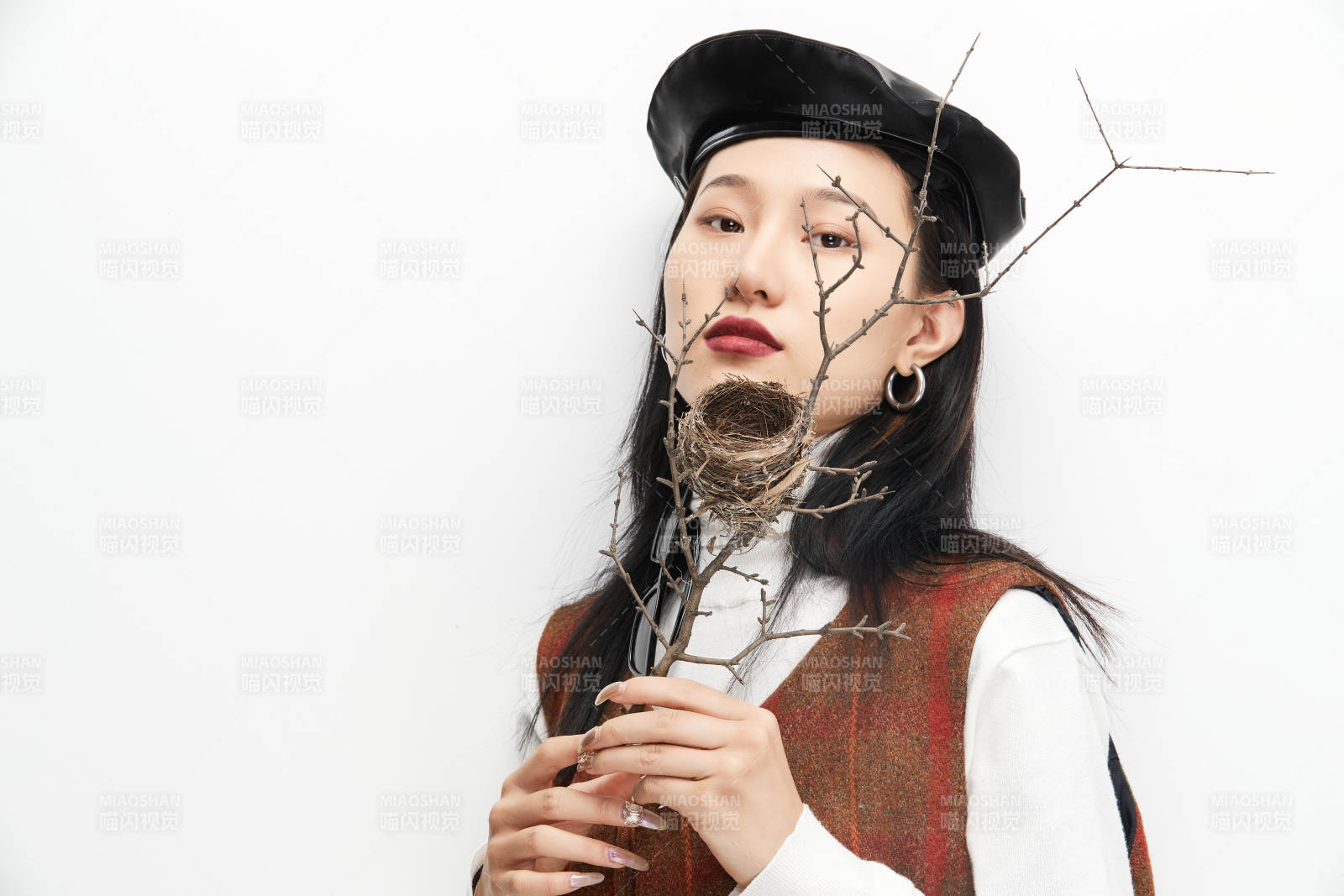 身穿復古服裝的亞洲少女人像