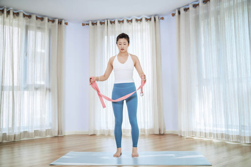 做瑜伽动作的亚洲年轻女性