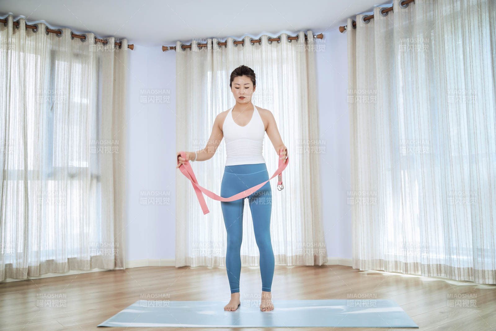 做瑜伽動作的亞洲年輕女性