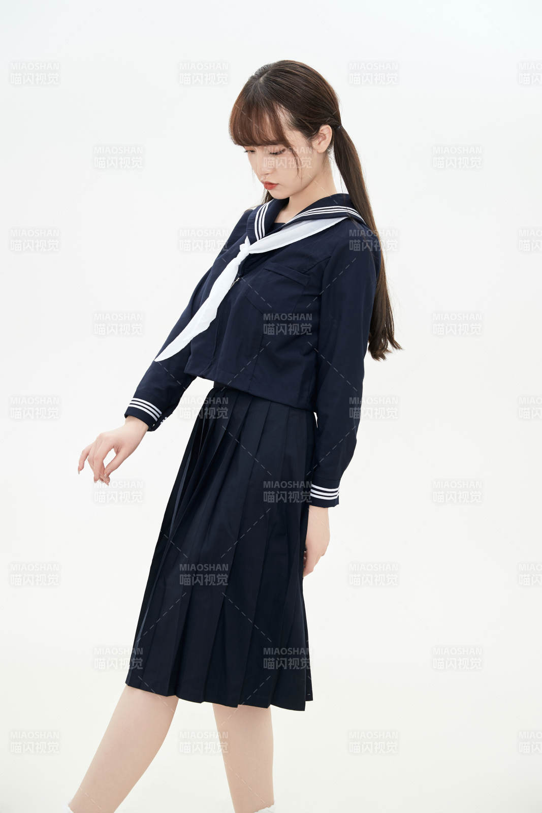 身穿日系高中制服的美丽少女
