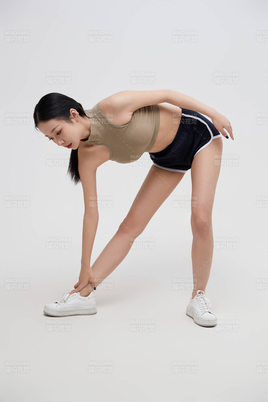 穿着运动服的亚洲美女