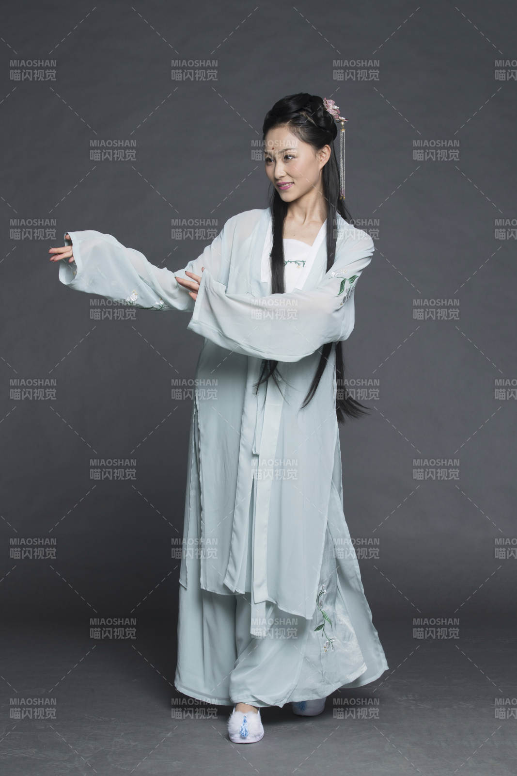 身穿古裝的漢服女性人像漢服影棚拍攝