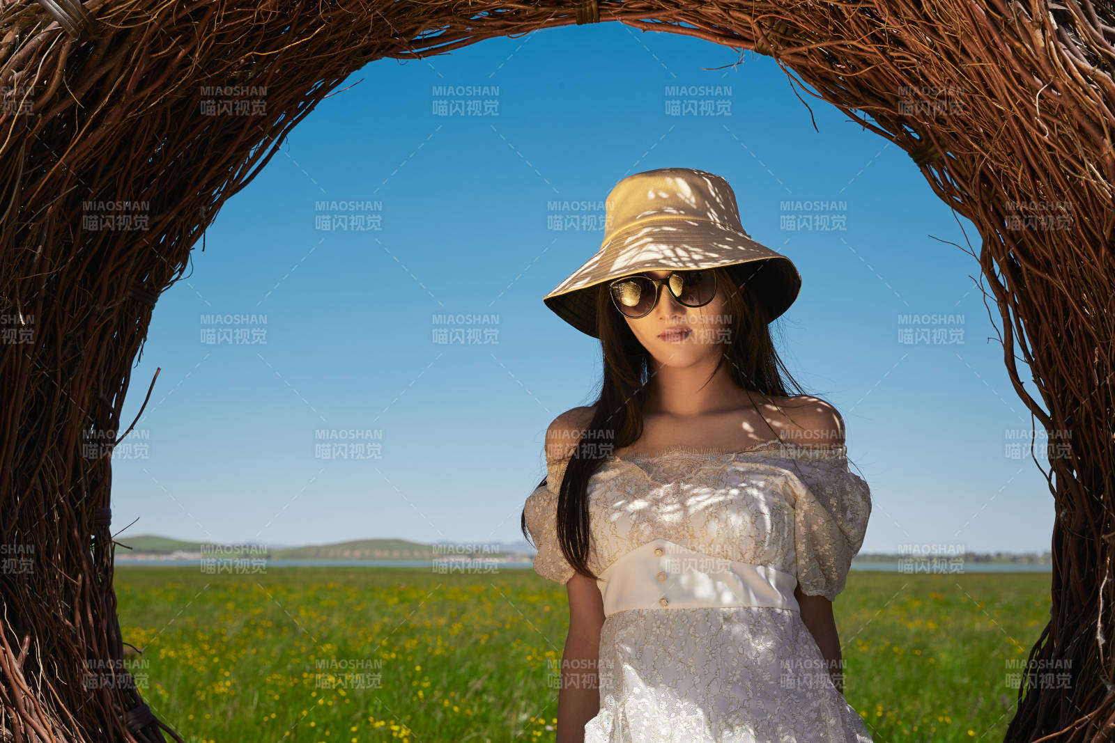 盛夏在草原湿地公园游玩的姑娘