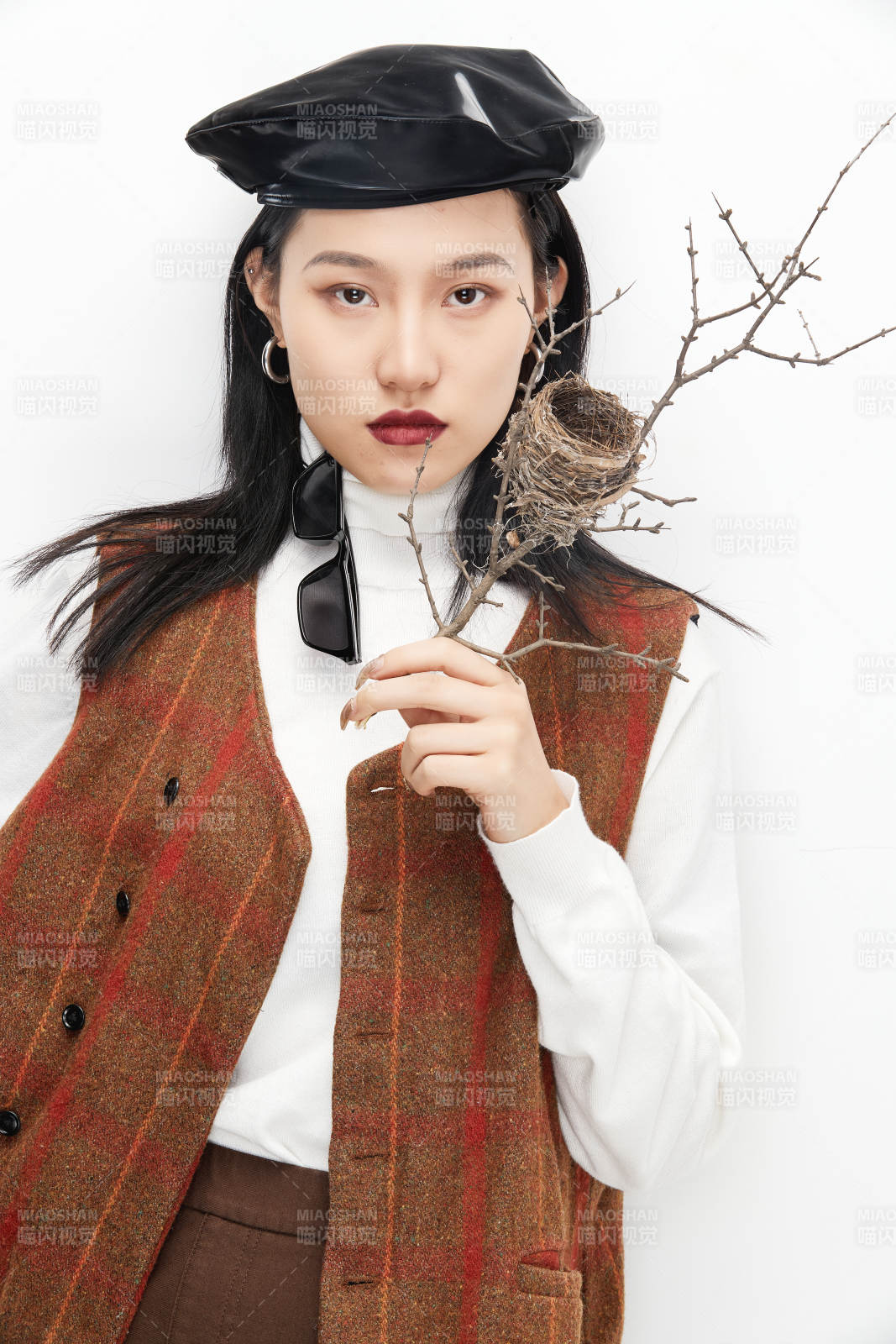 身穿复古服装的亚洲少女人像