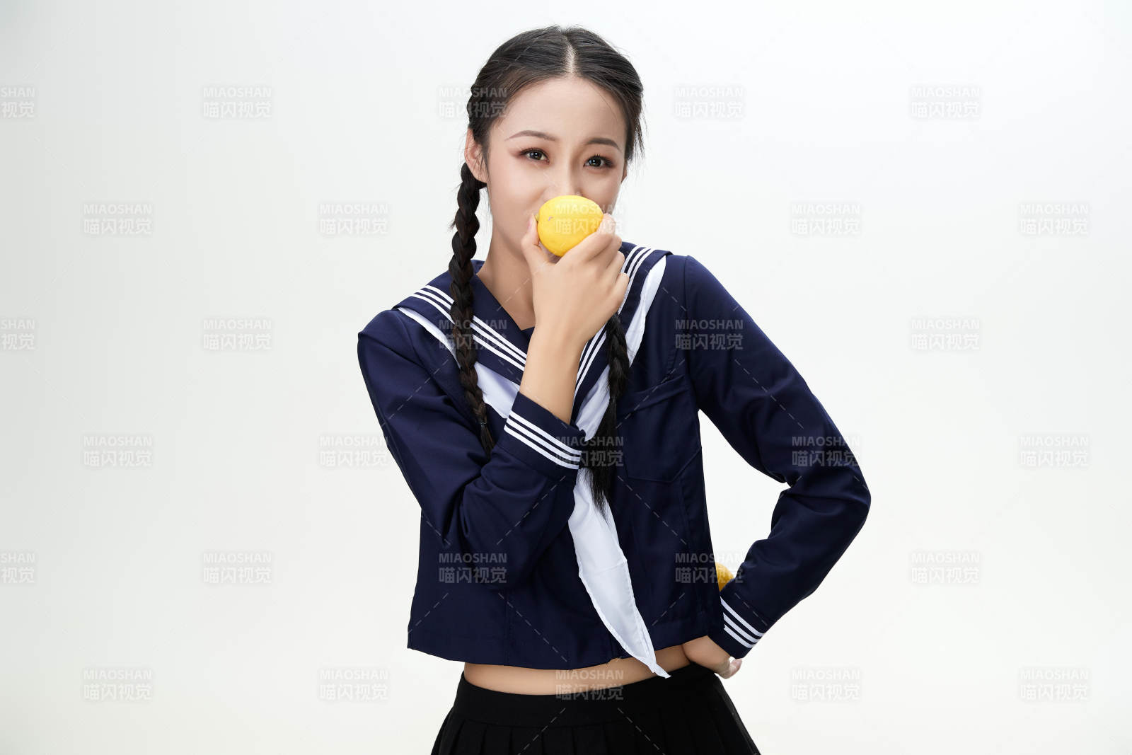 吃水果的亞洲東方長發少女