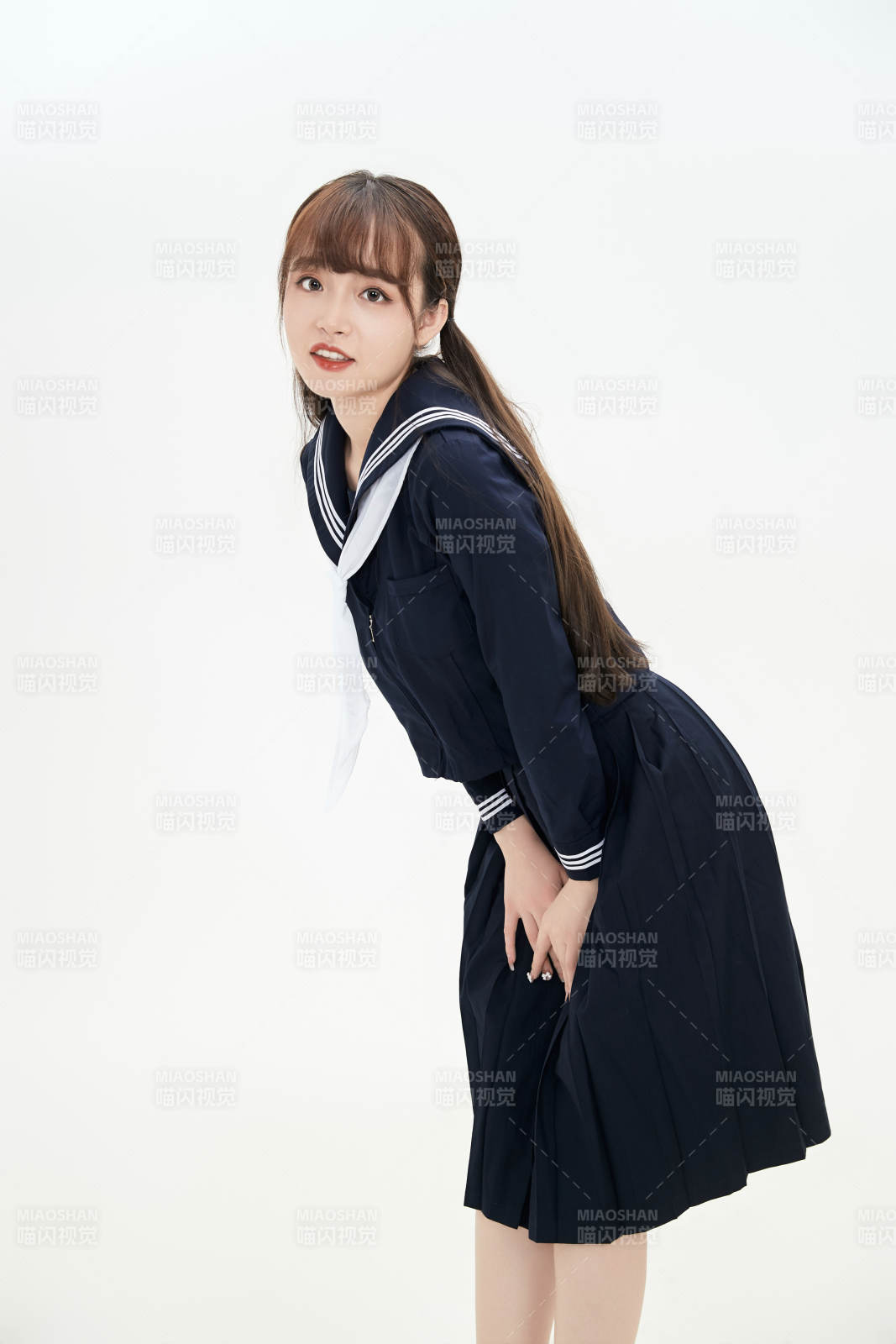 身穿日系高中制服的美丽少女