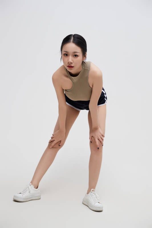 穿着运动服的亚洲美女