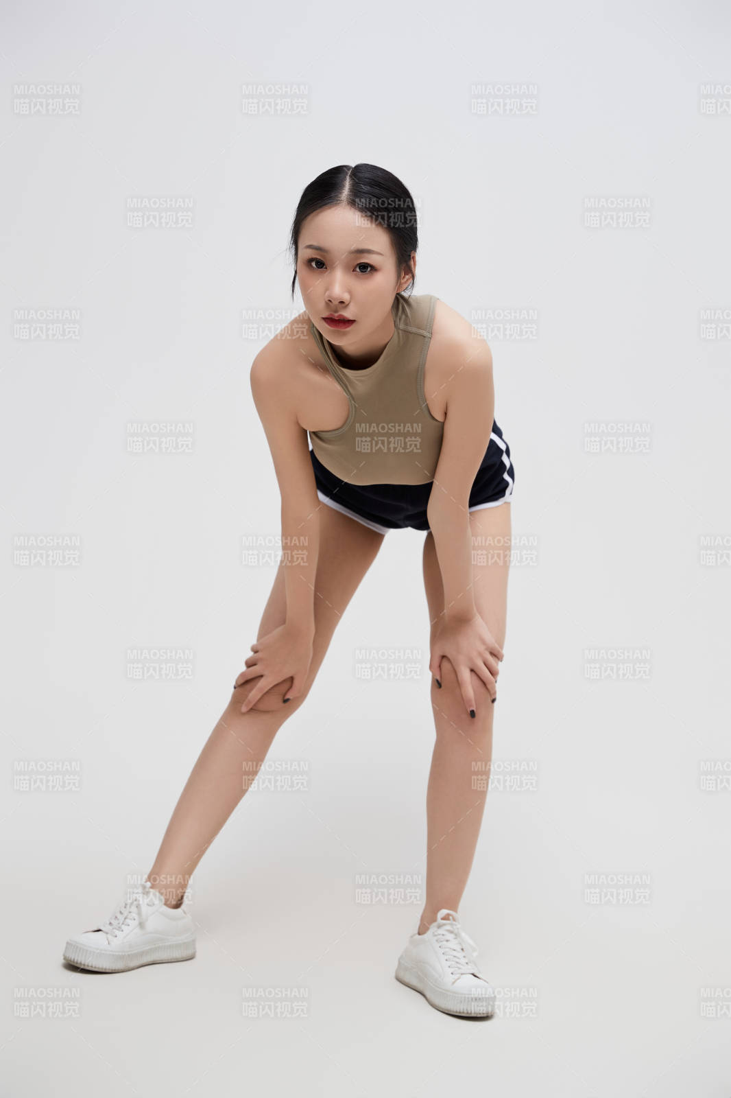 穿着运动服的亚洲美女