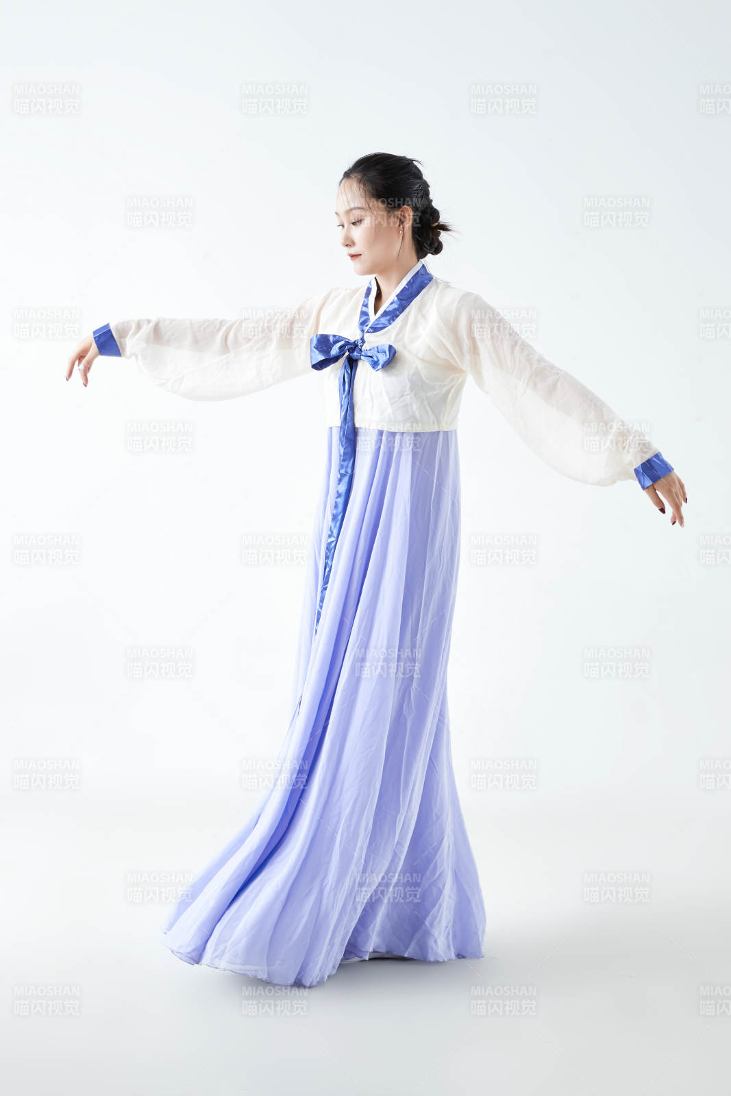 穿着中国朝鲜族传统服饰跳舞的少女