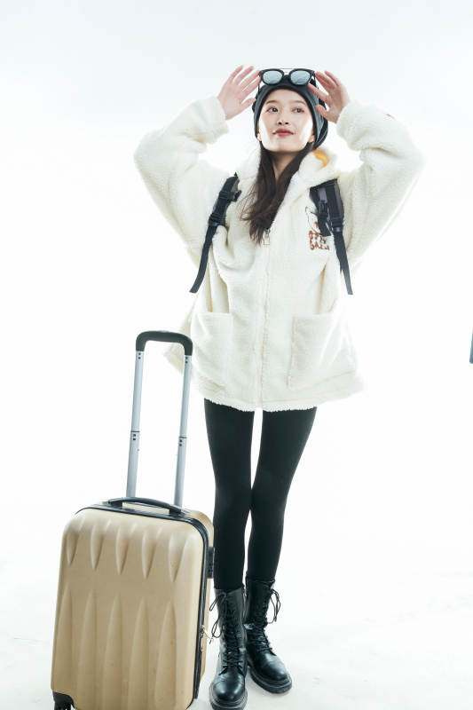 白色背景下准备出发旅行的美丽东方女大学生