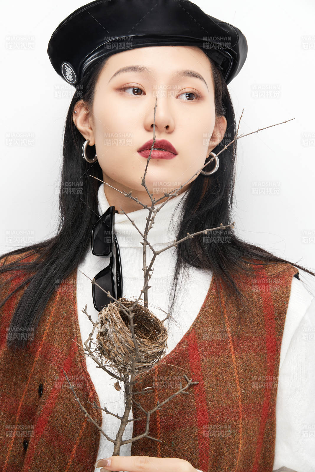 身穿复古服装的亚洲少女人像