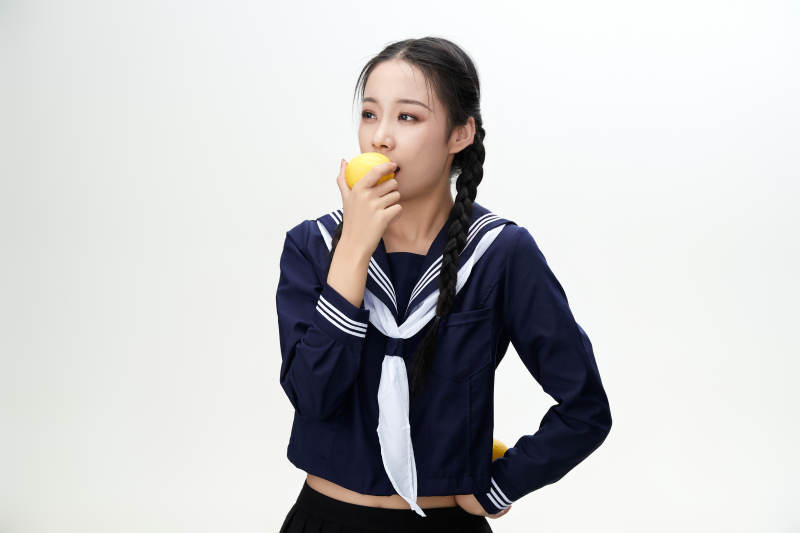 吃水果的亚洲东方长发少女