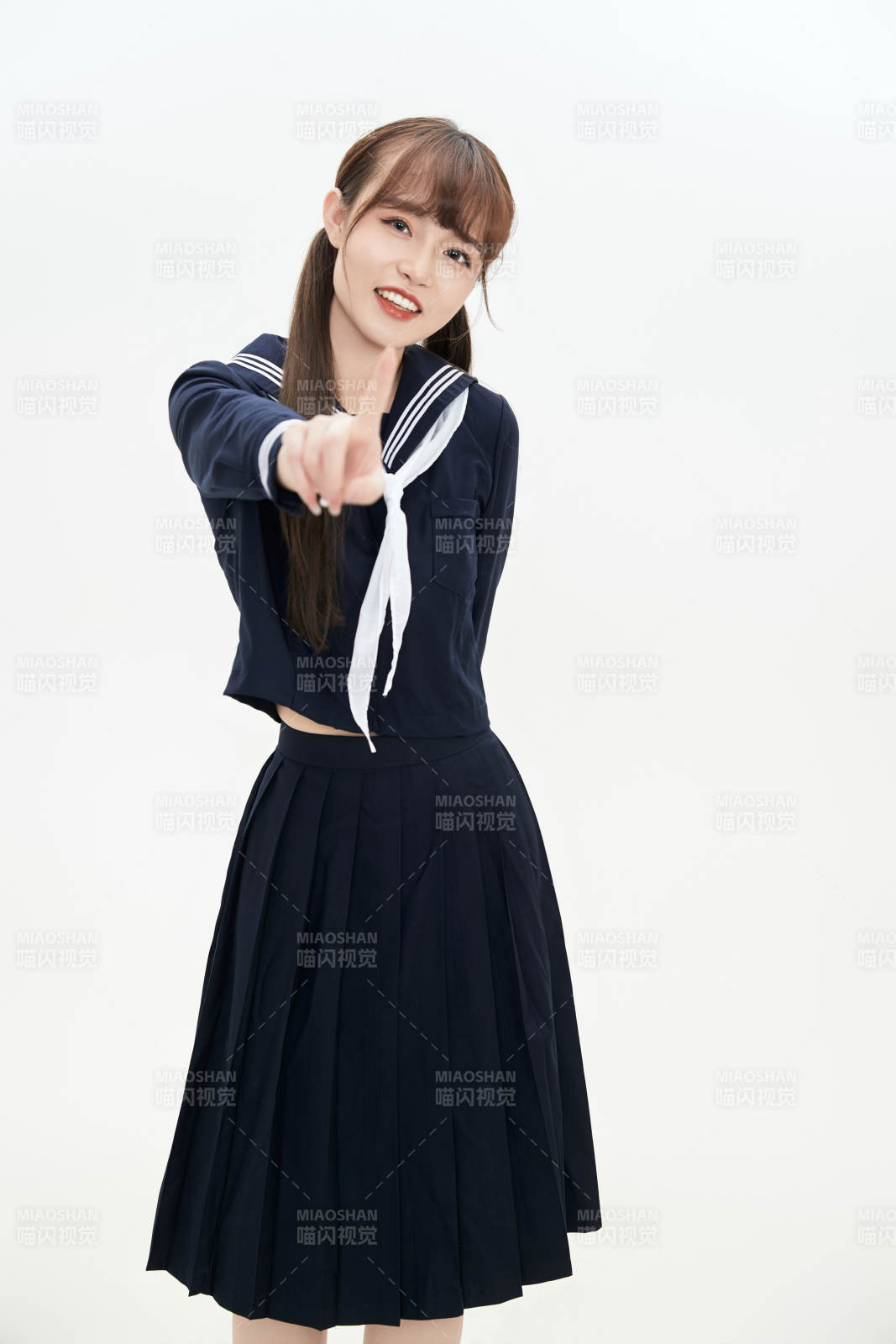 身穿日系高中制服的美丽少女