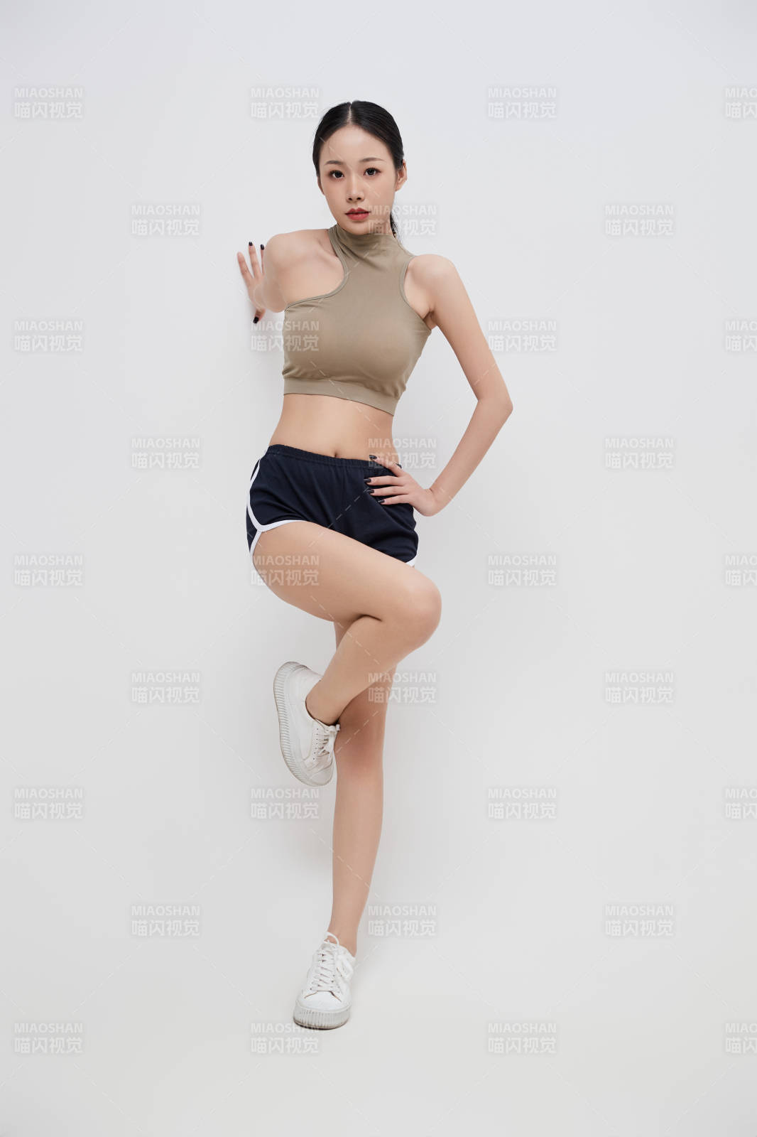 穿着运动服的亚洲美女