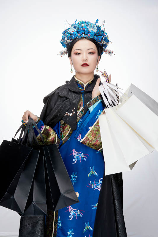 穿越而来手提购物袋的清朝皇后