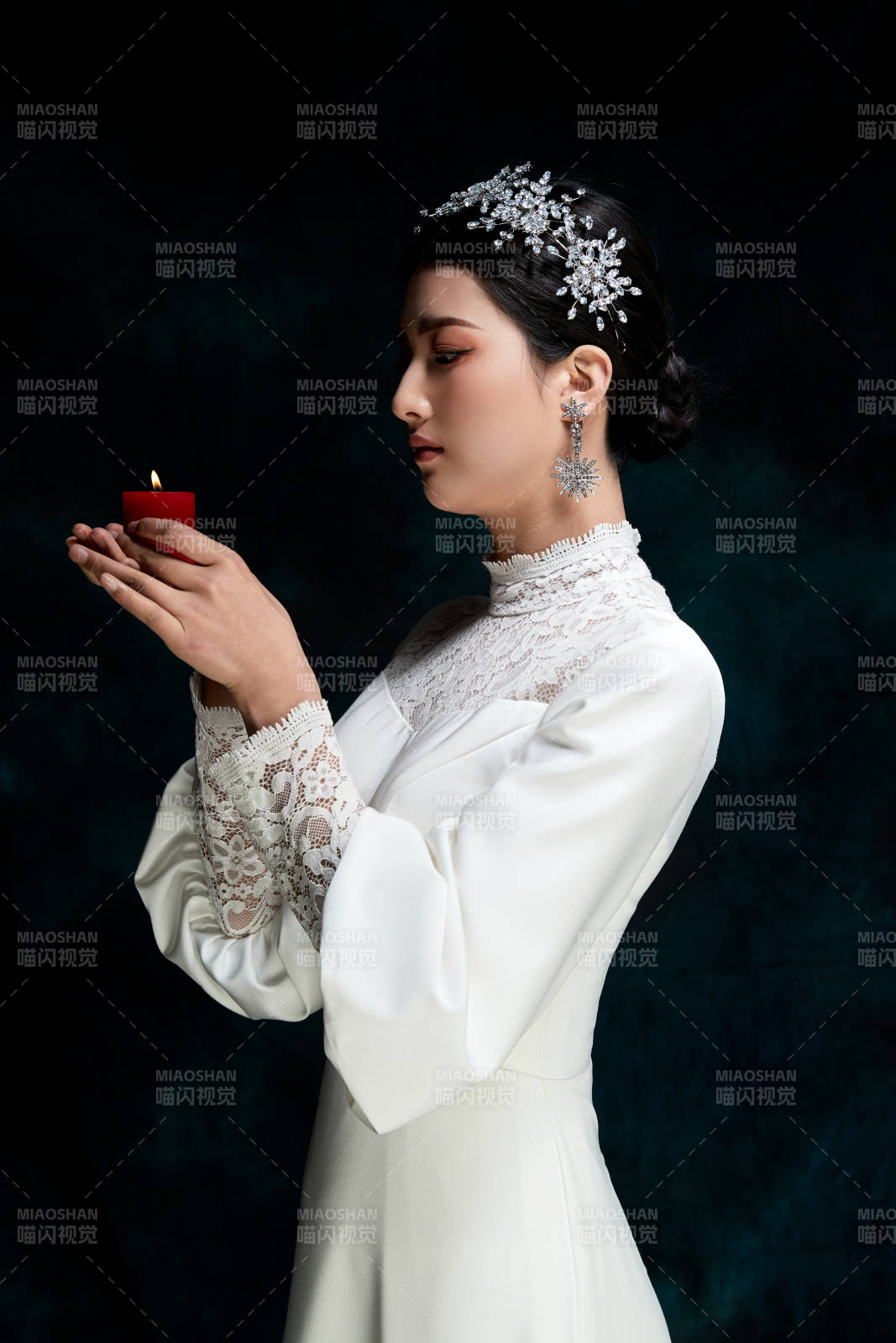 黑色背景下的女性复古婚纱妆面