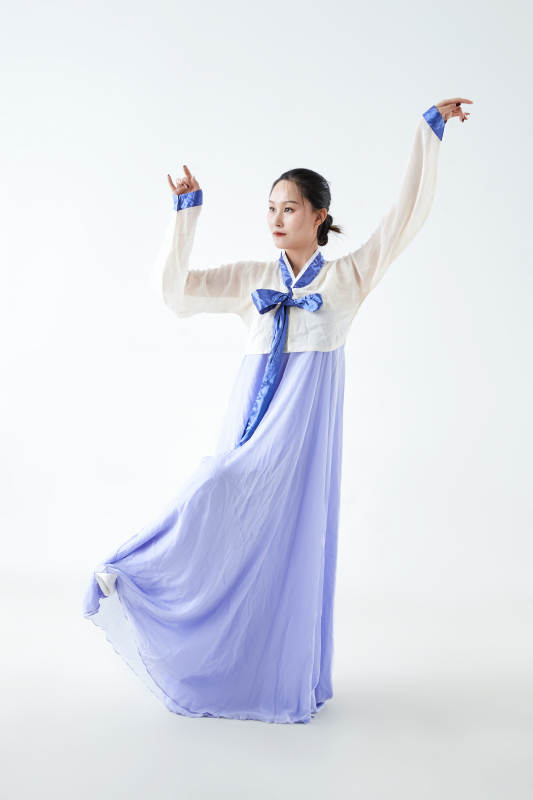 穿著中國朝鮮族傳統服飾跳舞的少女