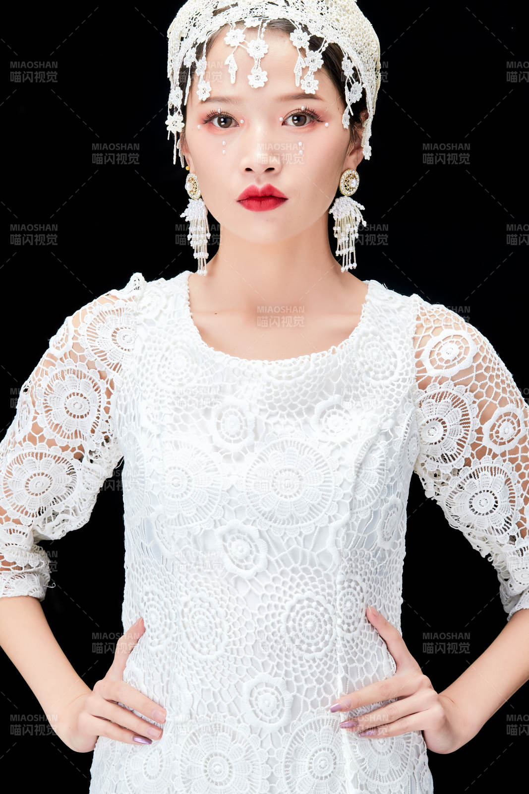 黑色背景下的美妝新娘彩妝人像