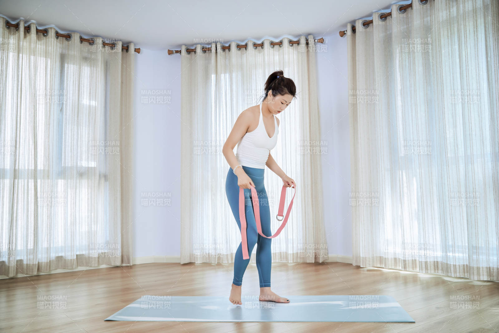 做瑜伽动作的亚洲年轻女性