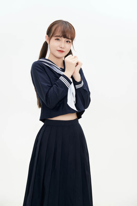 身穿日系高中制服的美丽少女