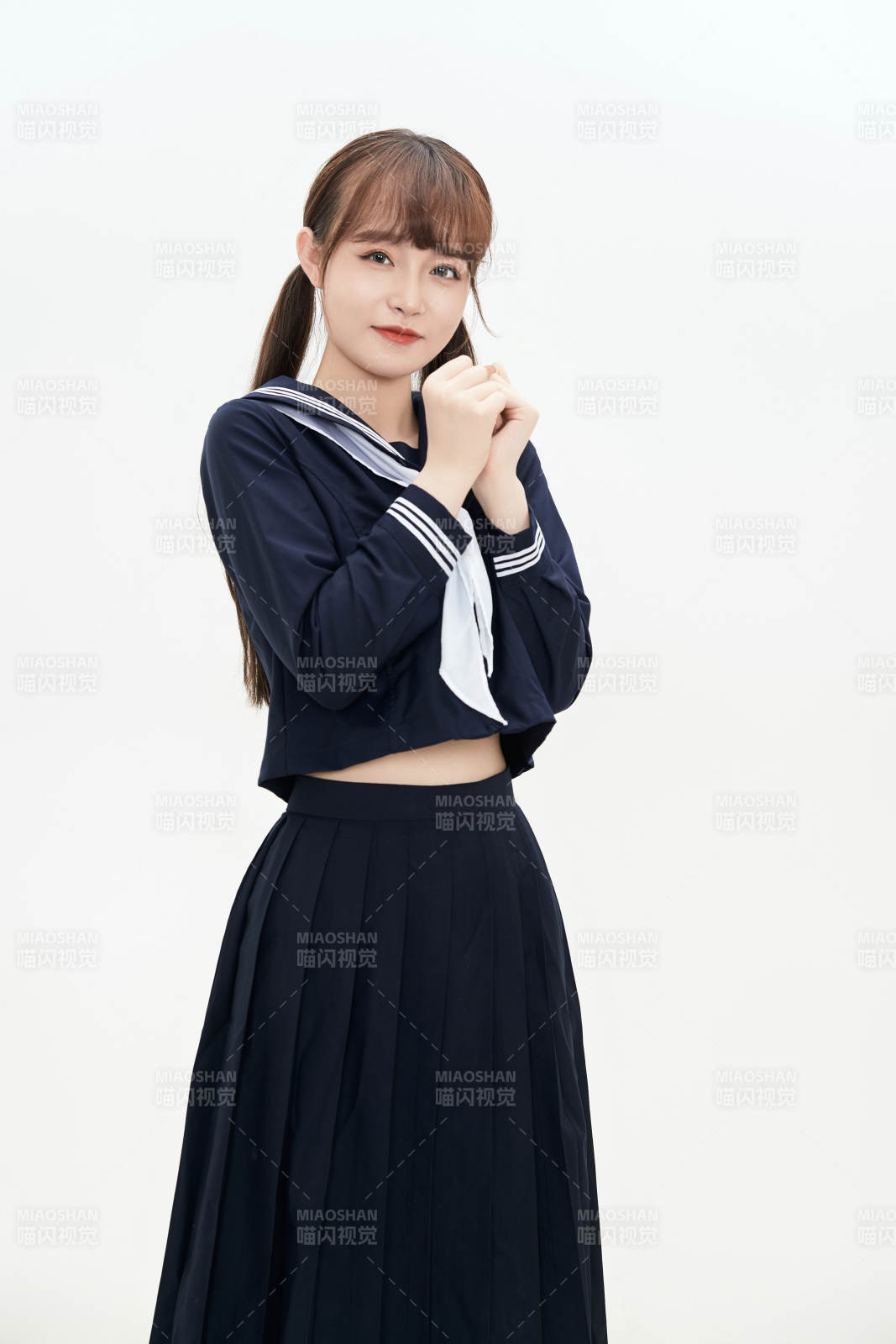 身穿日系高中制服的美丽少女