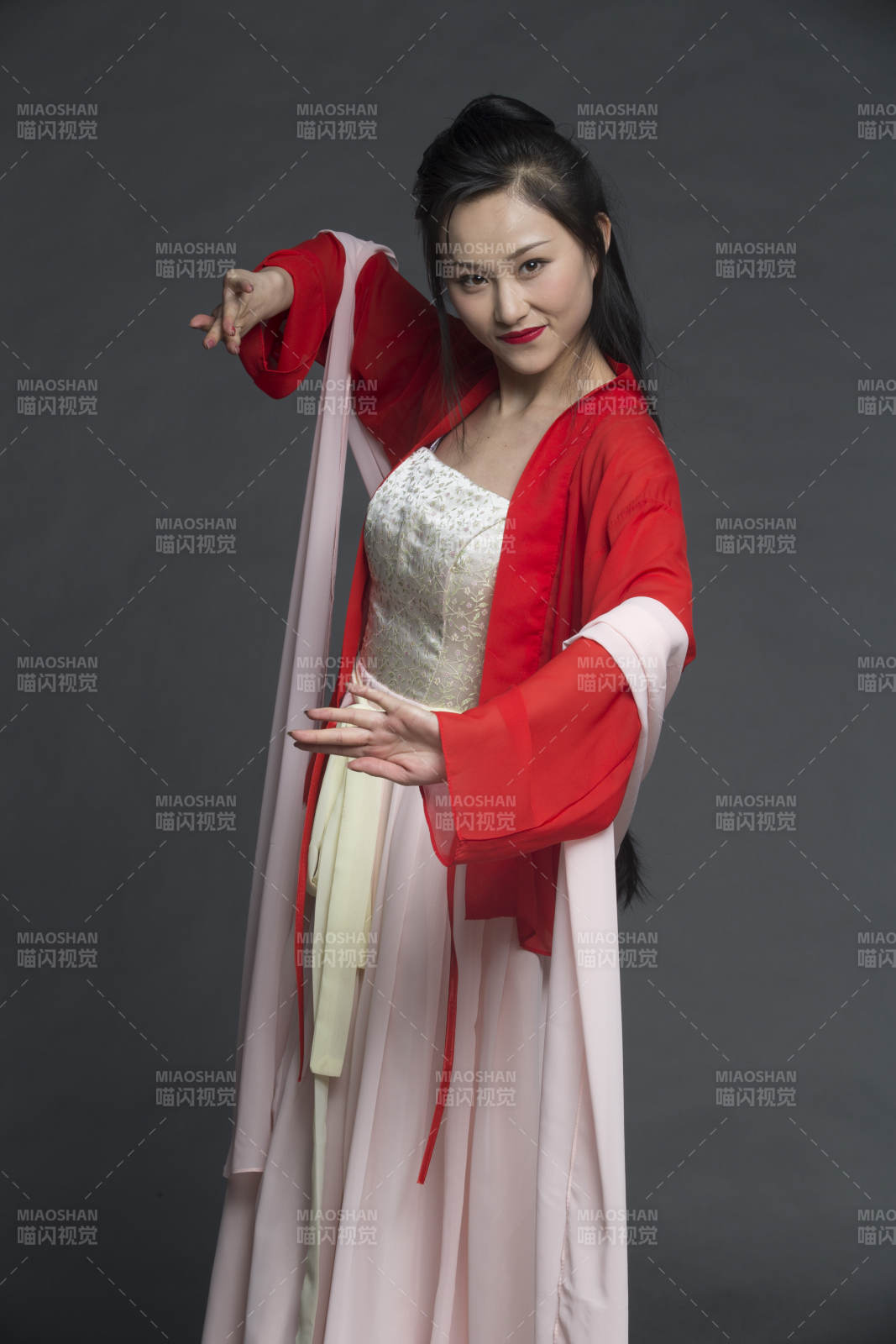 身穿古装的汉服女性人像汉服影棚拍摄