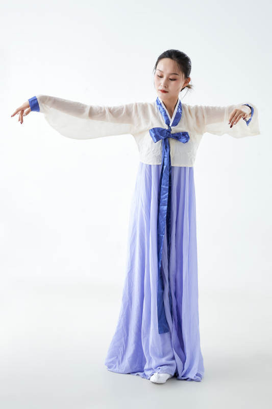 穿着中国朝鲜族传统服饰跳舞的少女