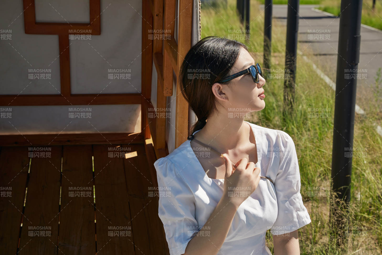 草原濕地公園游玩拍照的亞洲少女