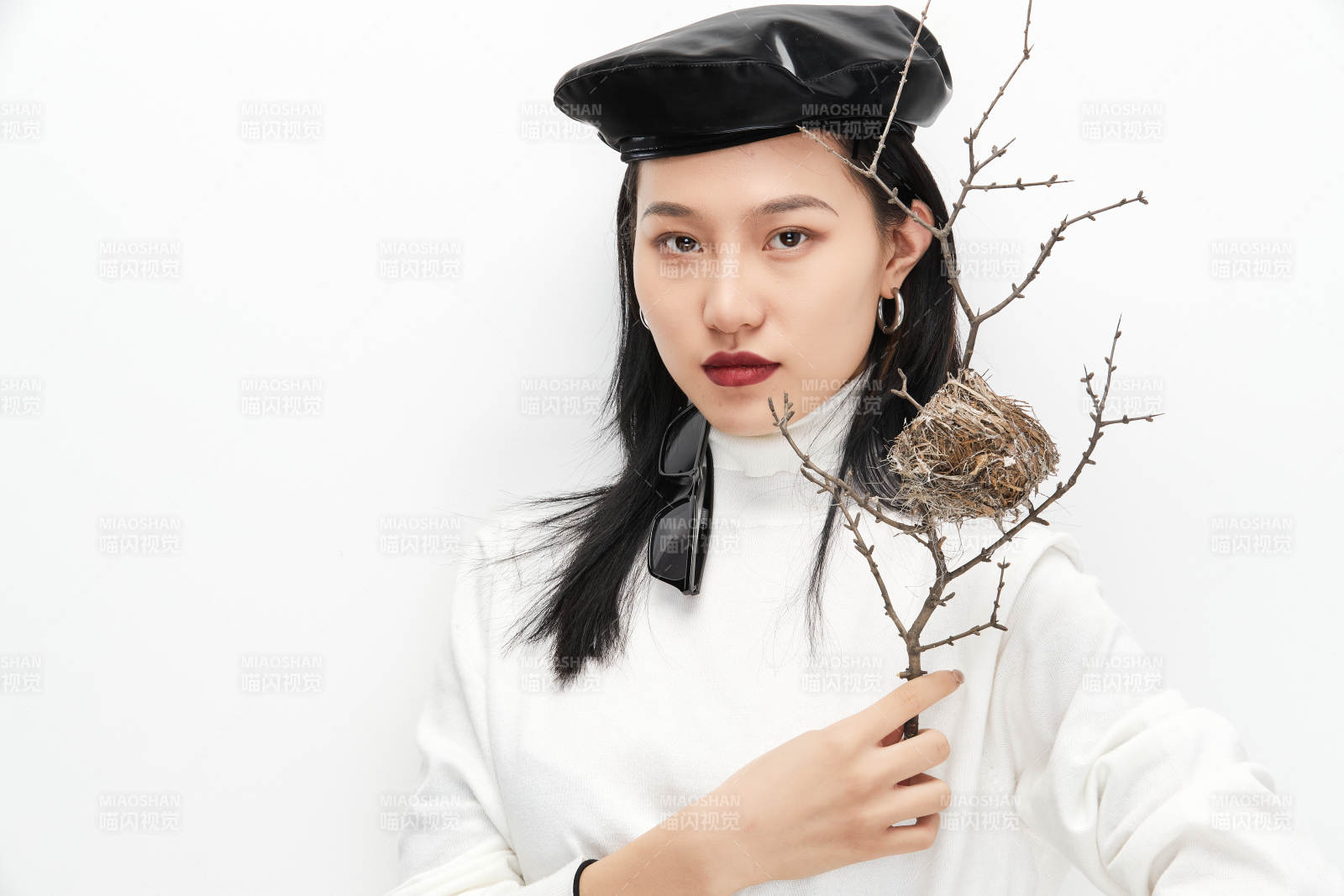 身穿復(fù)古服裝的亞洲少女人像