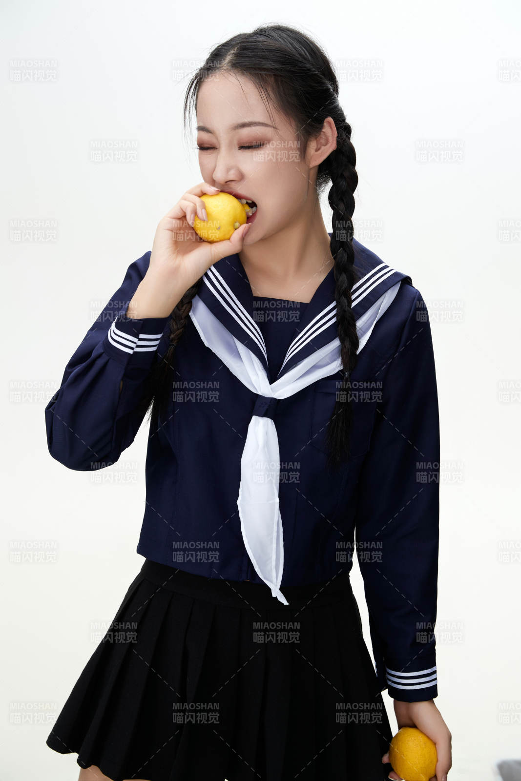 吃水果的亞洲東方長發(fā)少女