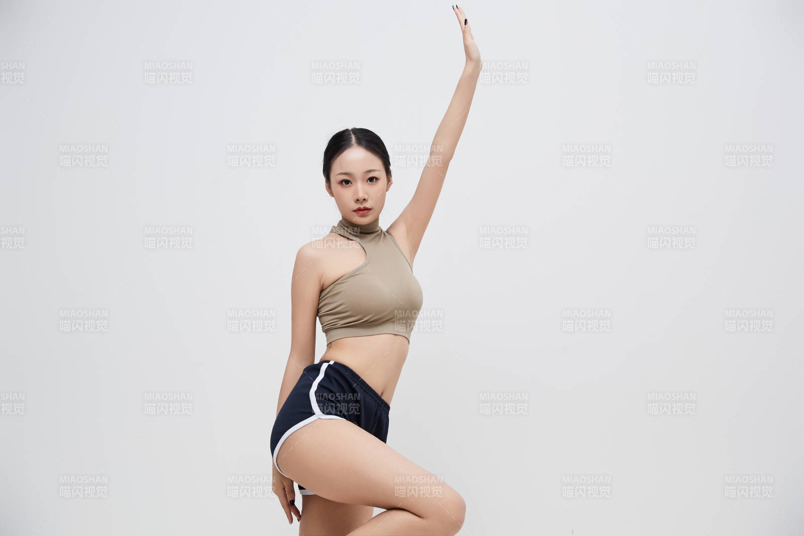 穿着运动服的亚洲美女