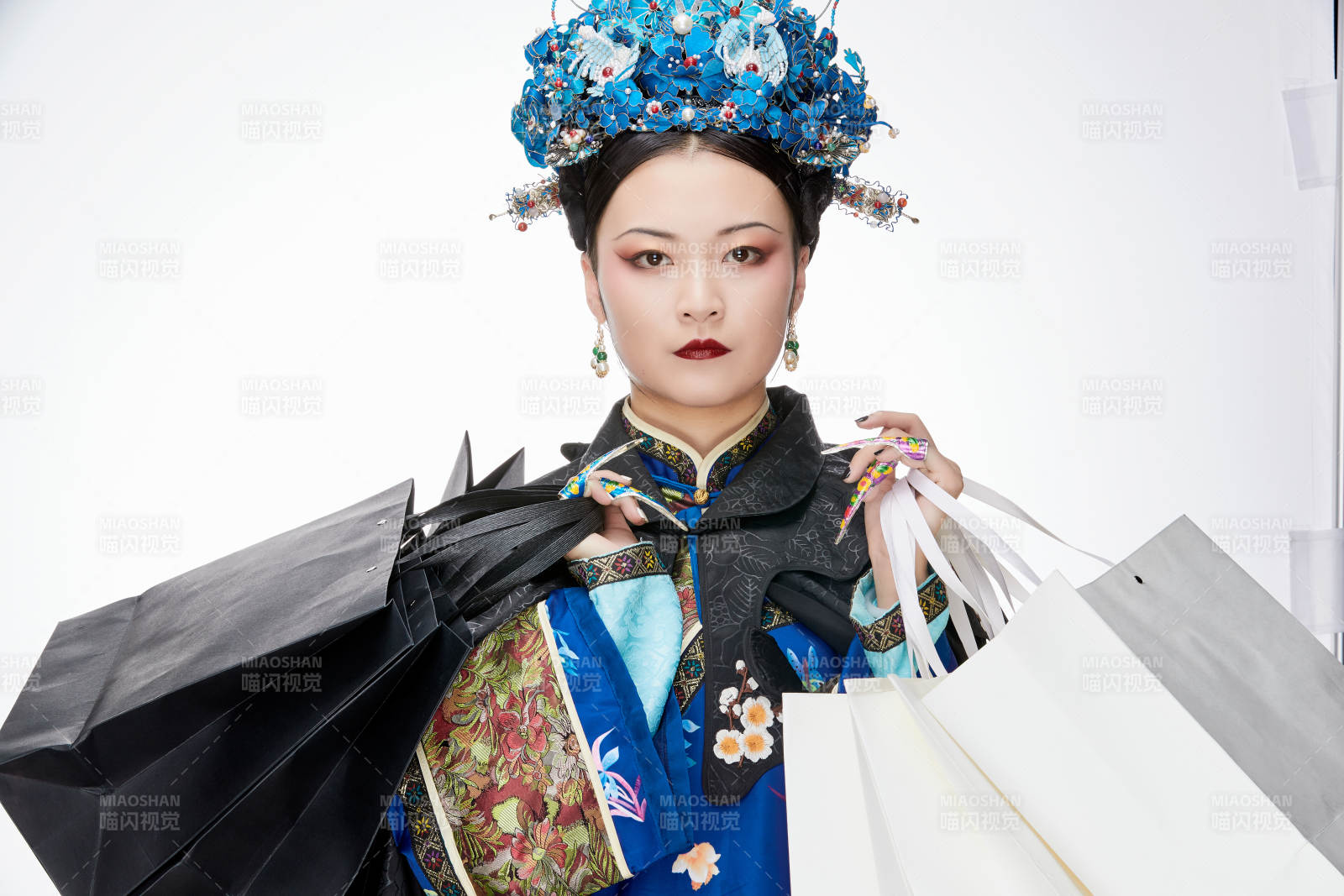 穿越而来手提购物袋的清朝皇后