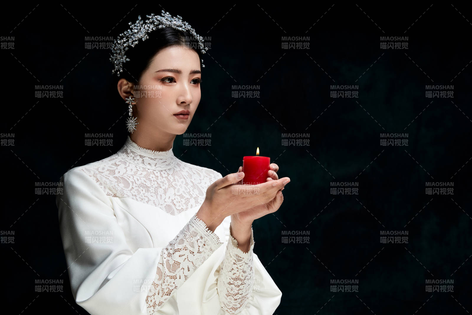 黑色背景下的女性复古婚纱妆面